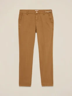Pantaloni chinos con catena decorativa