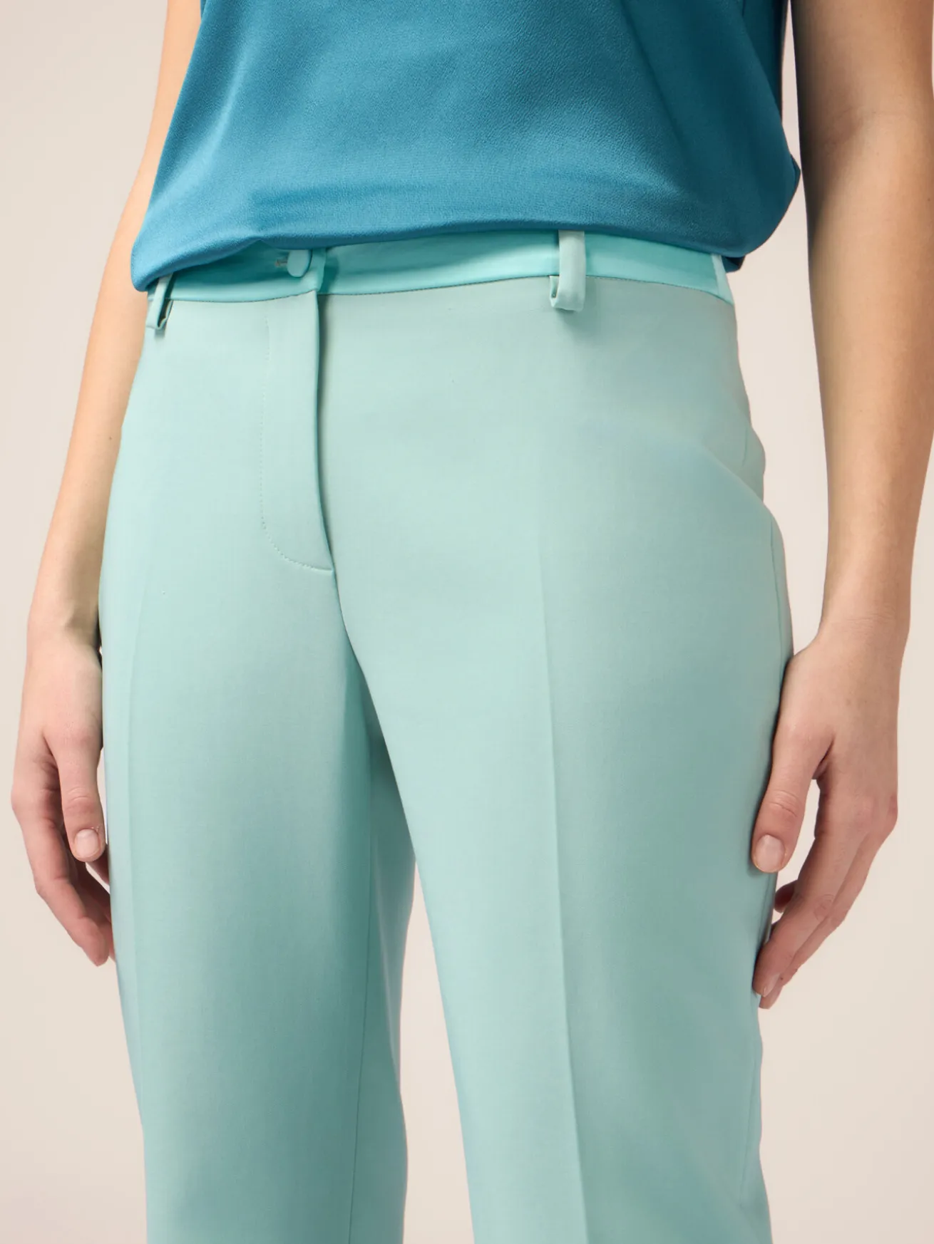 Pantaloni con dettaglio in raso