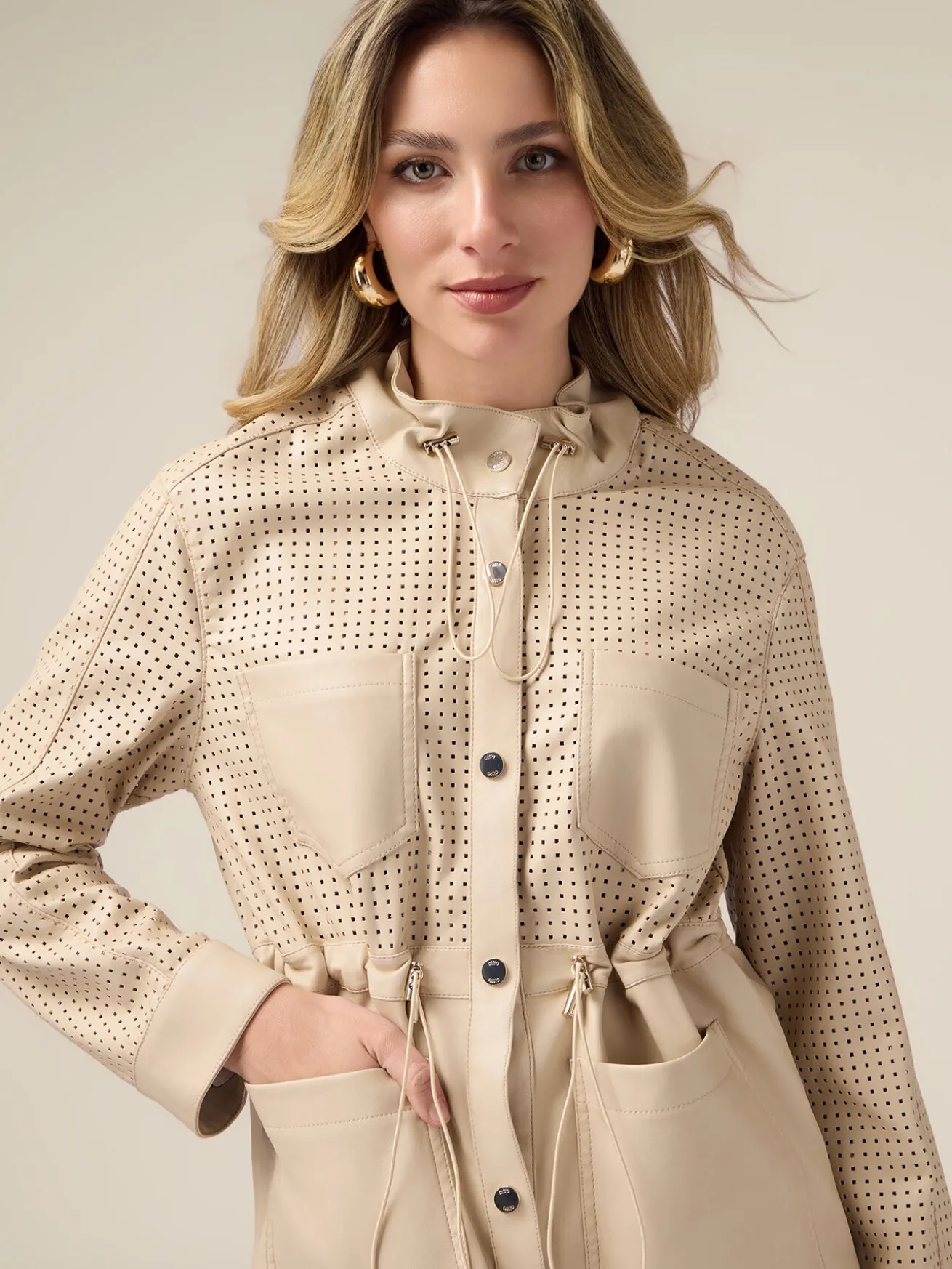 Parka corto con parti laserate