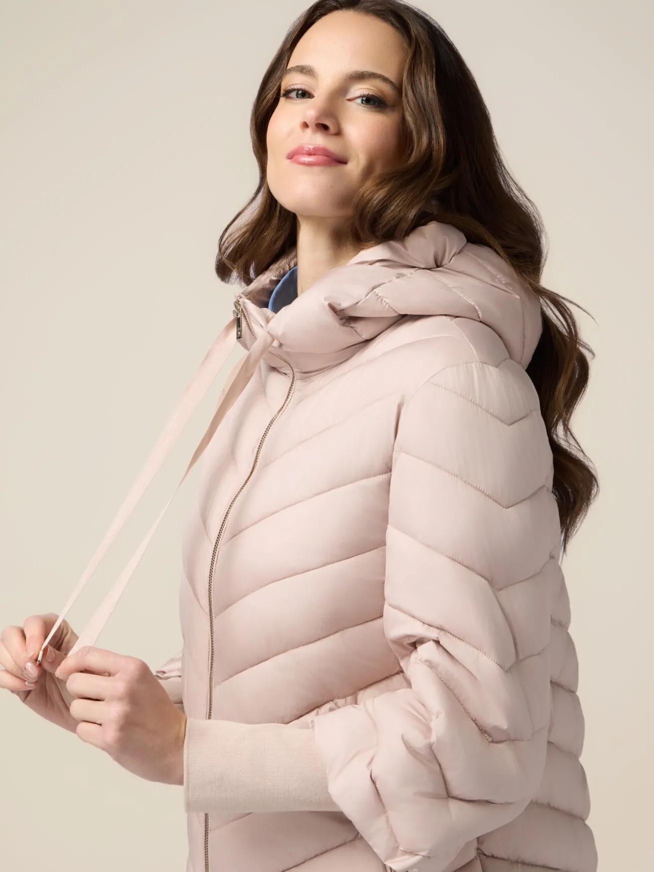 Piumino lightweight con cappuccio e polsini