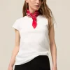 T-shirt con bandana e spilla
