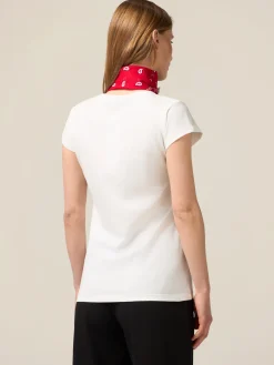 T-shirt con bandana e spilla