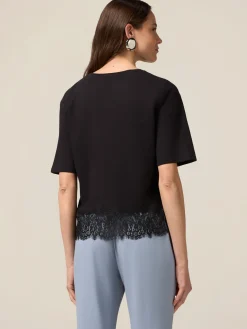T-shirt con pizzo e applicazione lettering