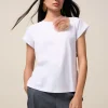 T-shirt con spilla a fiore