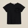 T-shirt con spilla a fiore