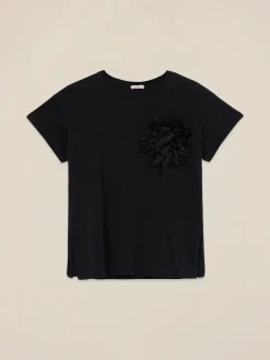 T-shirt con spilla a fiore