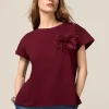 T-shirt con spilla a fiore