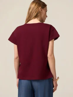 T-shirt con spilla a fiore