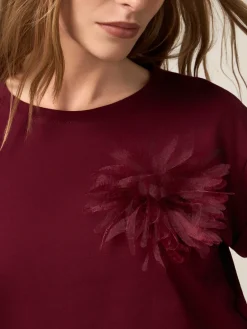 T-shirt con spilla a fiore