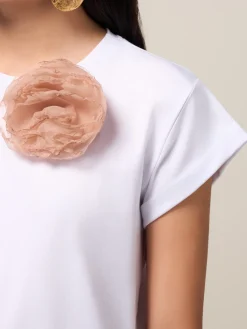 T-shirt con spilla a fiore