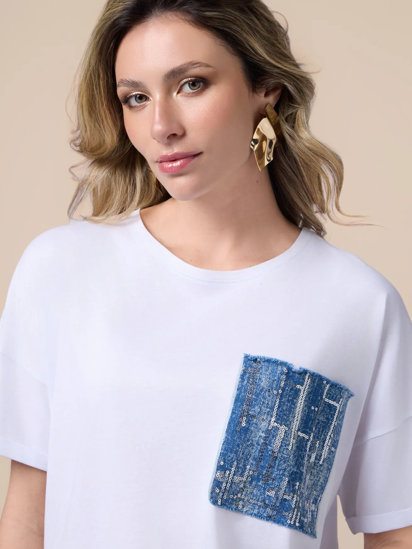 T-shirt con tasca in denim e paillettes