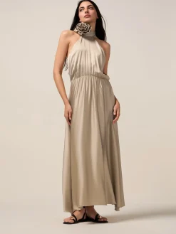 Vestito lungo in raso con spilla a fiore