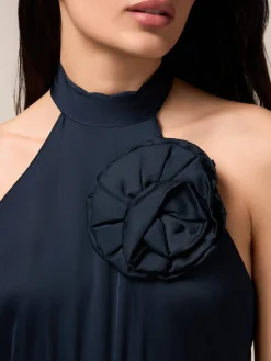 Vestito lungo in raso con spilla a fiore