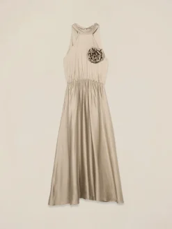 Vestito lungo in raso con spilla a fiore